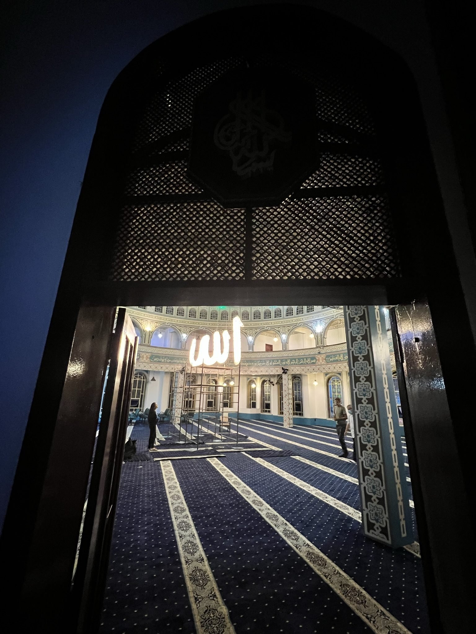 Mesquita Santo Amaro — Vista da caligrafia luminosa pela entrada ornamentada