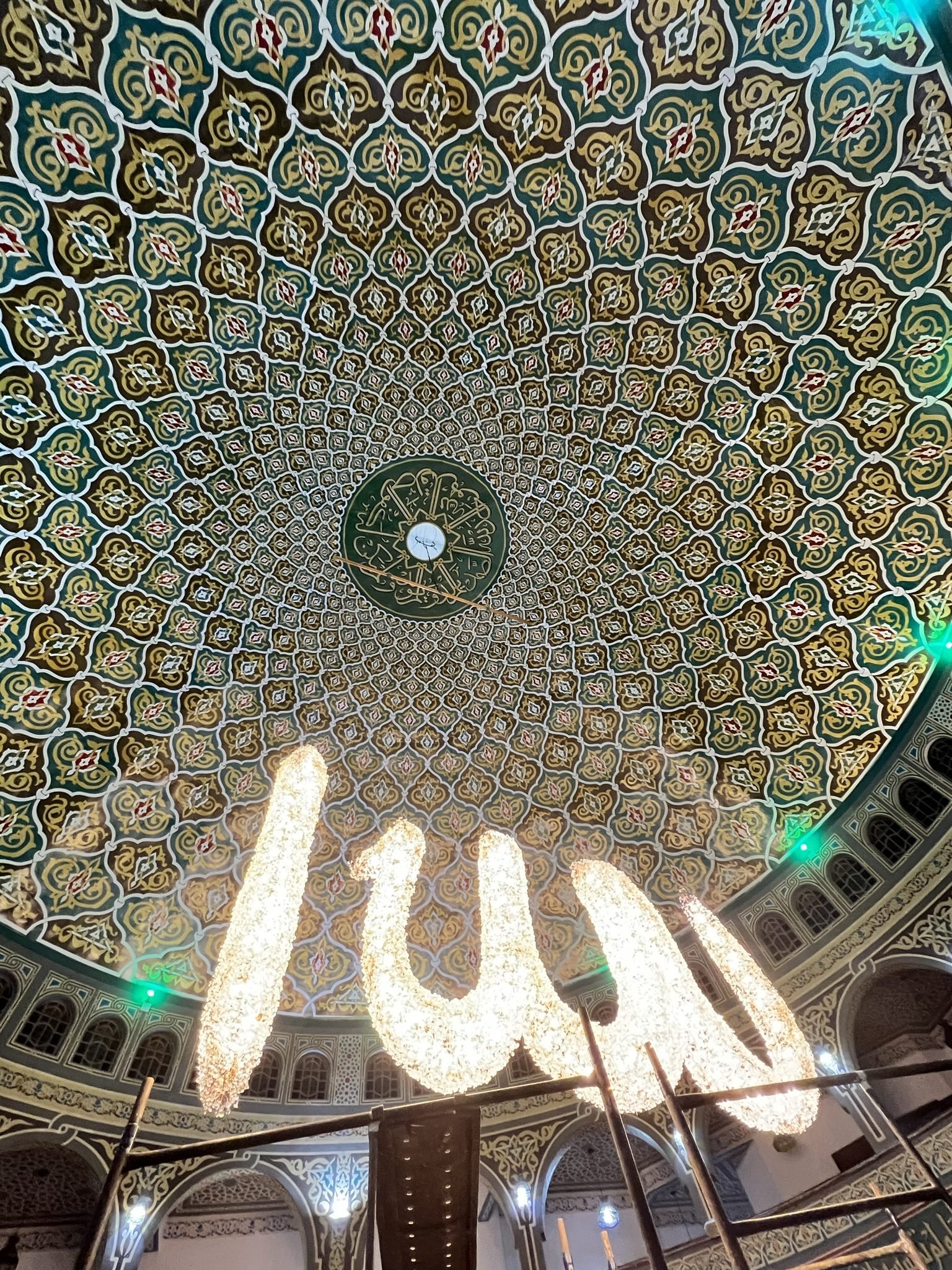 Mesquita Santo Amaro — Detalhe da cúpula pintada com a caligrafia em destaque