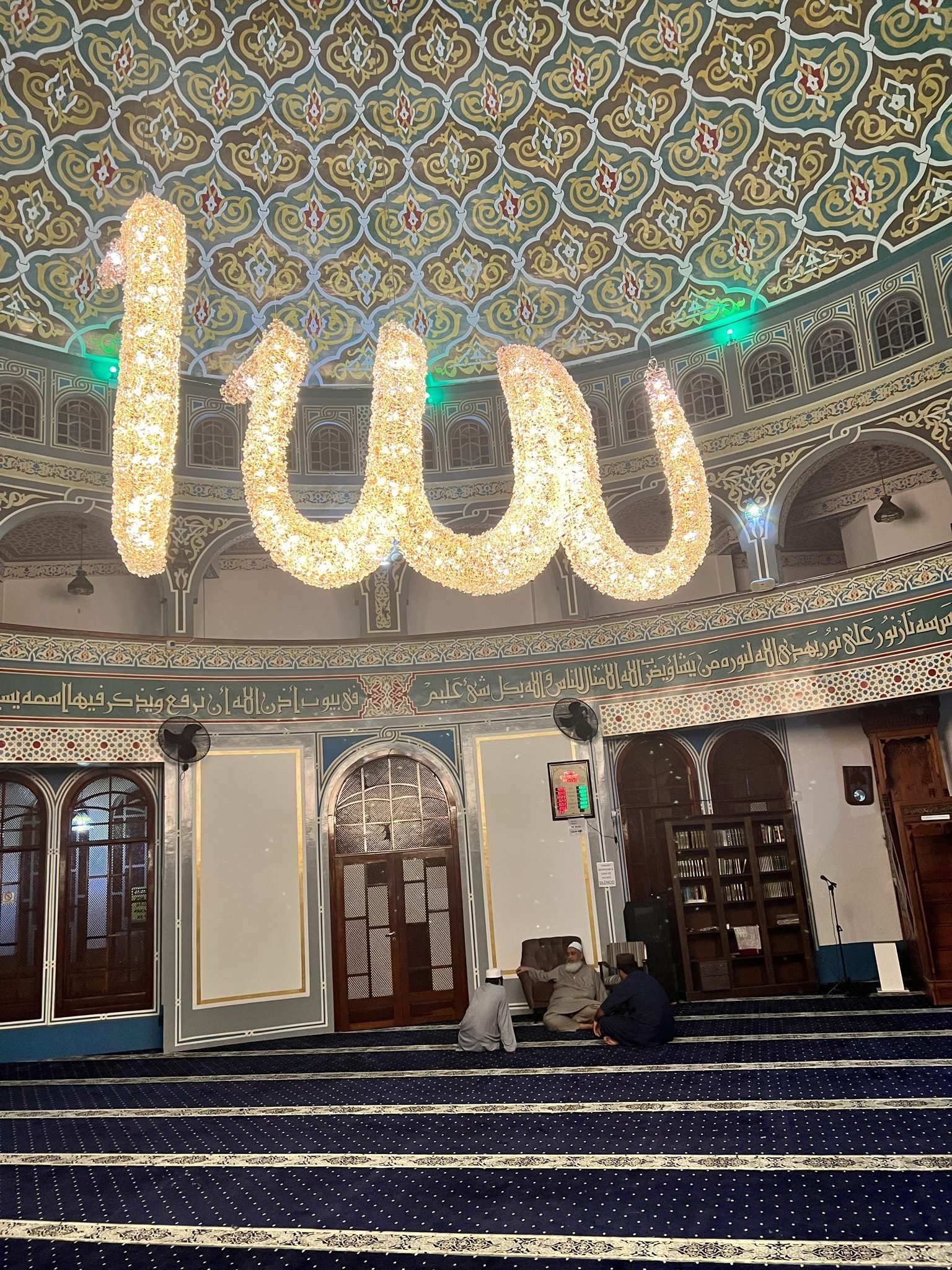 Mesquita Santo Amaro — Fiéis reunidos sob a caligrafia luminosa