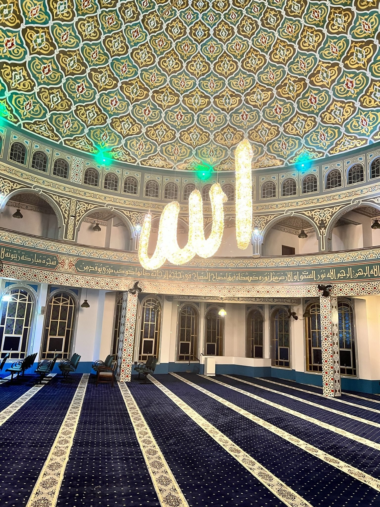 Mesquita Santo Amaro — Caligrafia luminosa finalizada sob a cúpula