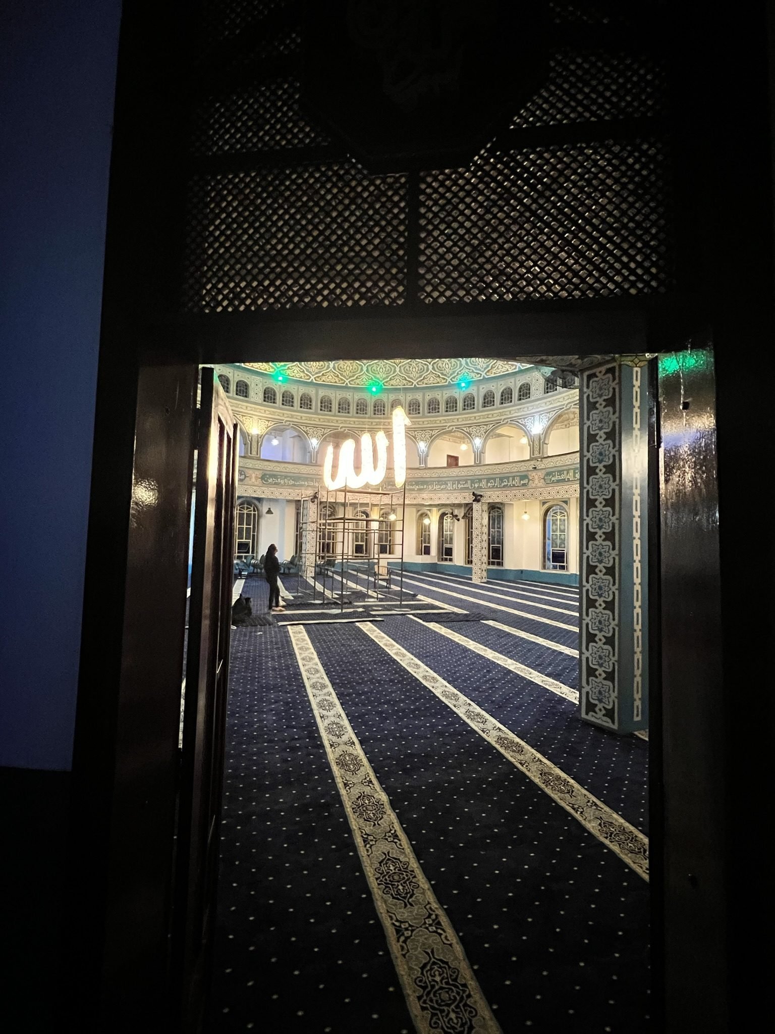 Mesquita Santo Amaro — Vista emoldurada pela entrada do salão