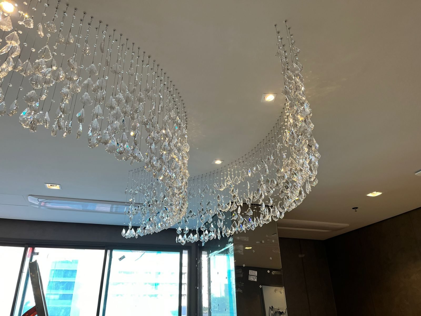 Maison Cyrela Perdizes — Cascata de Cristal Ondulante — Arco de cristal suspenso sobre o salão