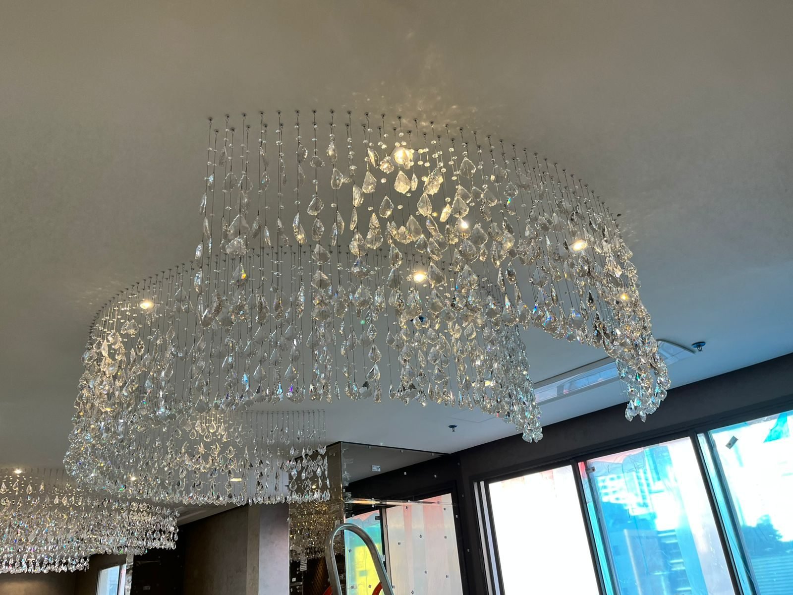 Maison Cyrela Perdizes — Cascata de Cristal Ondulante — Detalhe da cascata de cristal ondulante