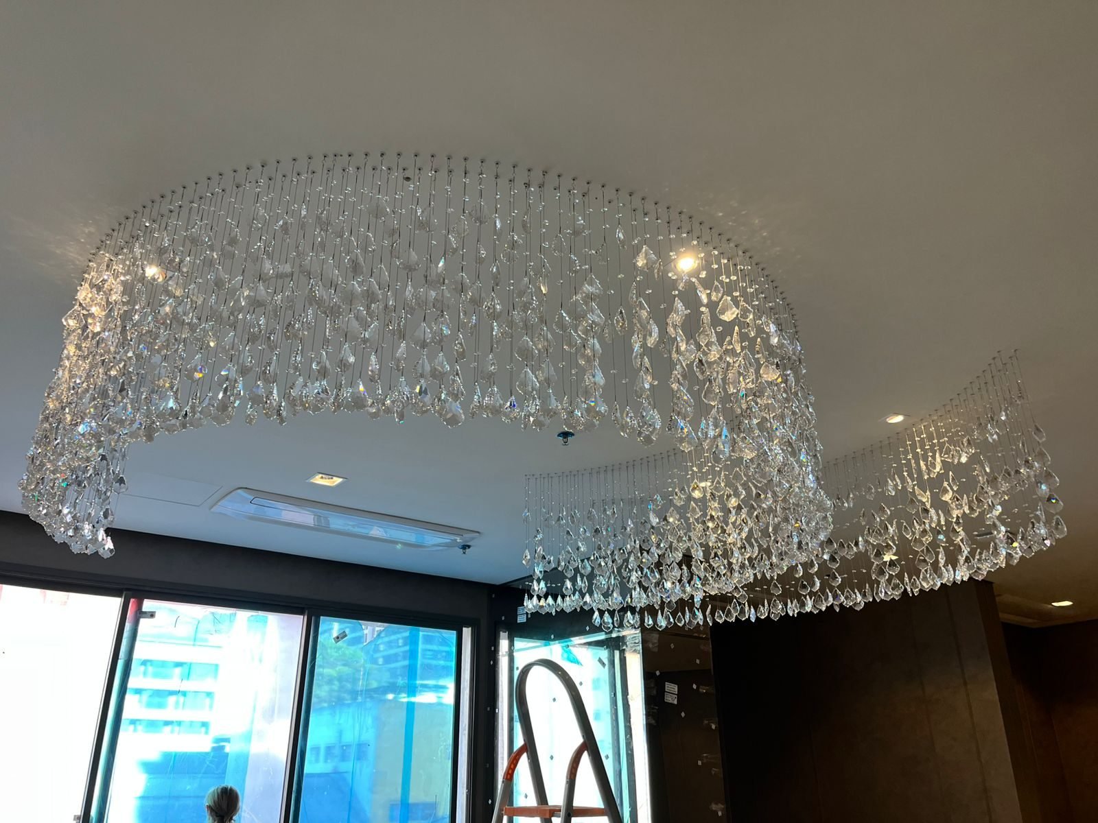 Maison Cyrela Perdizes — Cascata de Cristal Ondulante — Curva da cascata de cristal suspensa