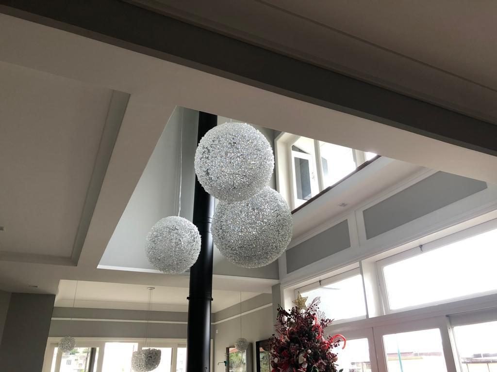 Swiss Park São Bernardo — Esferas de Cristal no Pé-Direito Duplo — Esferas de cristal junto à árvore de Natal decorada