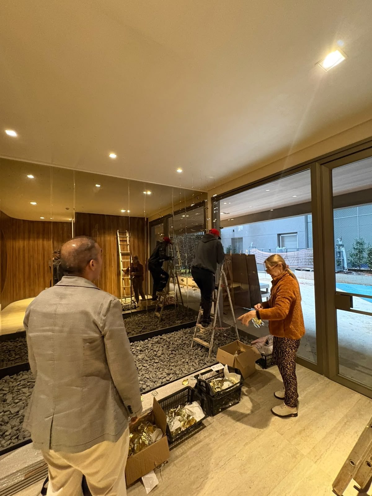 Casa Ibirapuera — Chuva de Cristal e Folhas Douradas — Equipe acompanhando a instalação