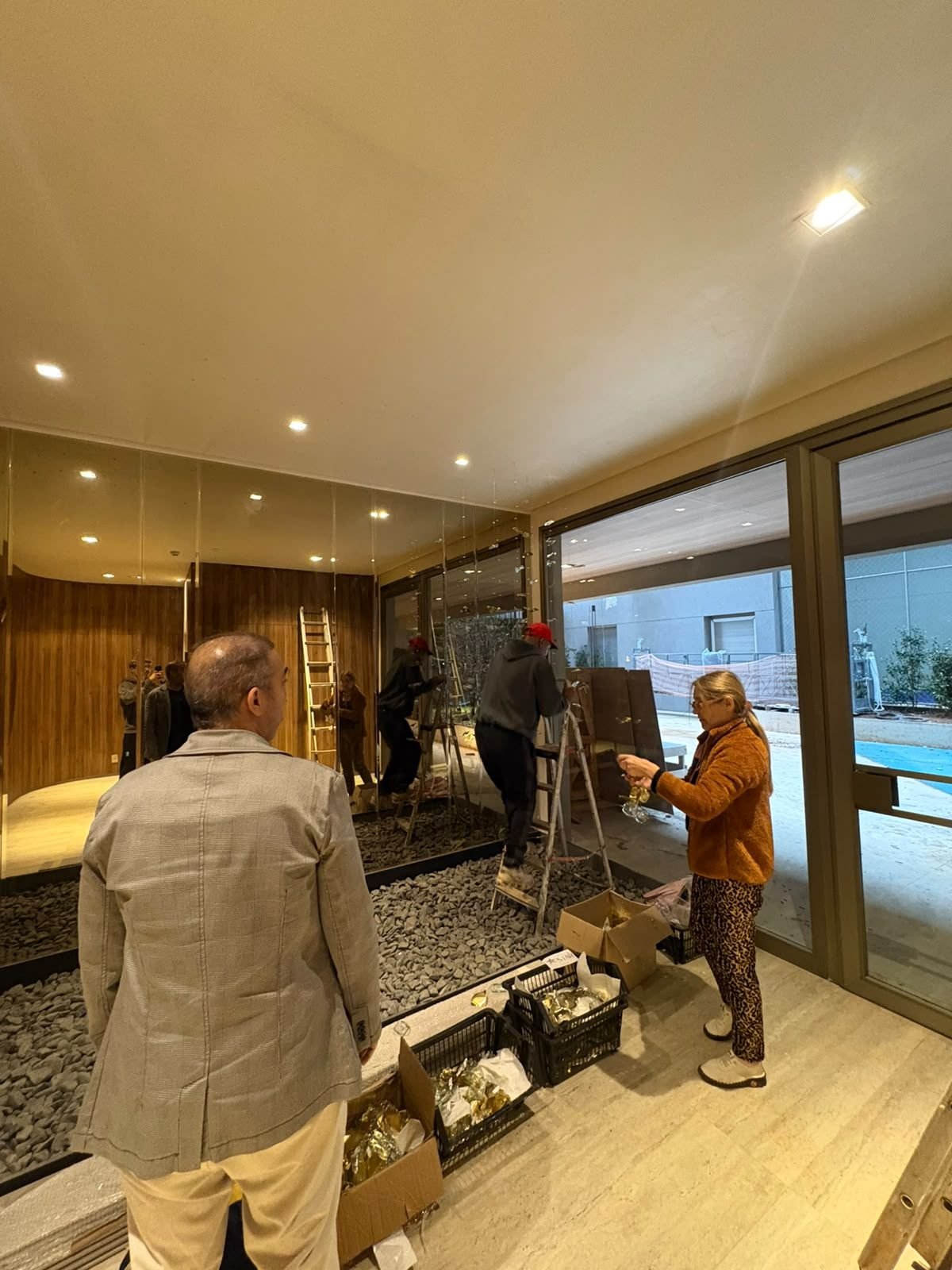 Casa Ibirapuera — Chuva de Cristal e Folhas Douradas — Instalação sendo conduzida em altura