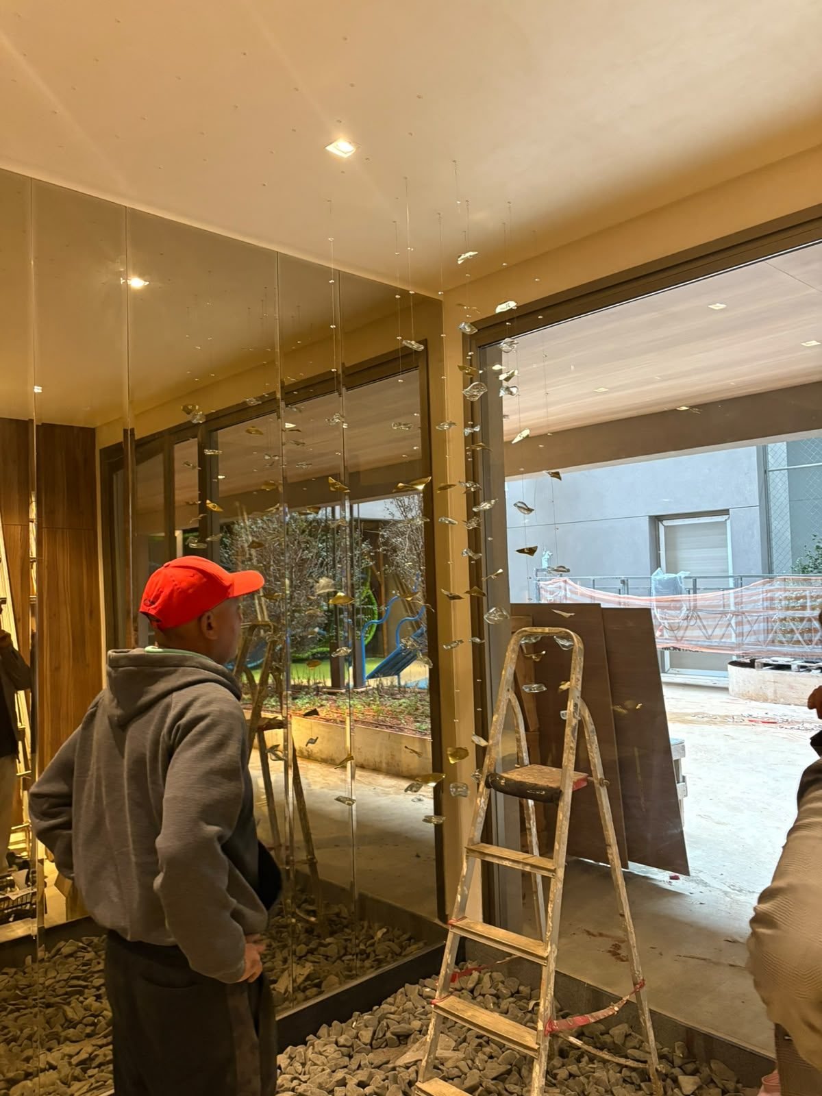 Casa Ibirapuera — Chuva de Cristal e Folhas Douradas — Instalação em andamento, vista geral
