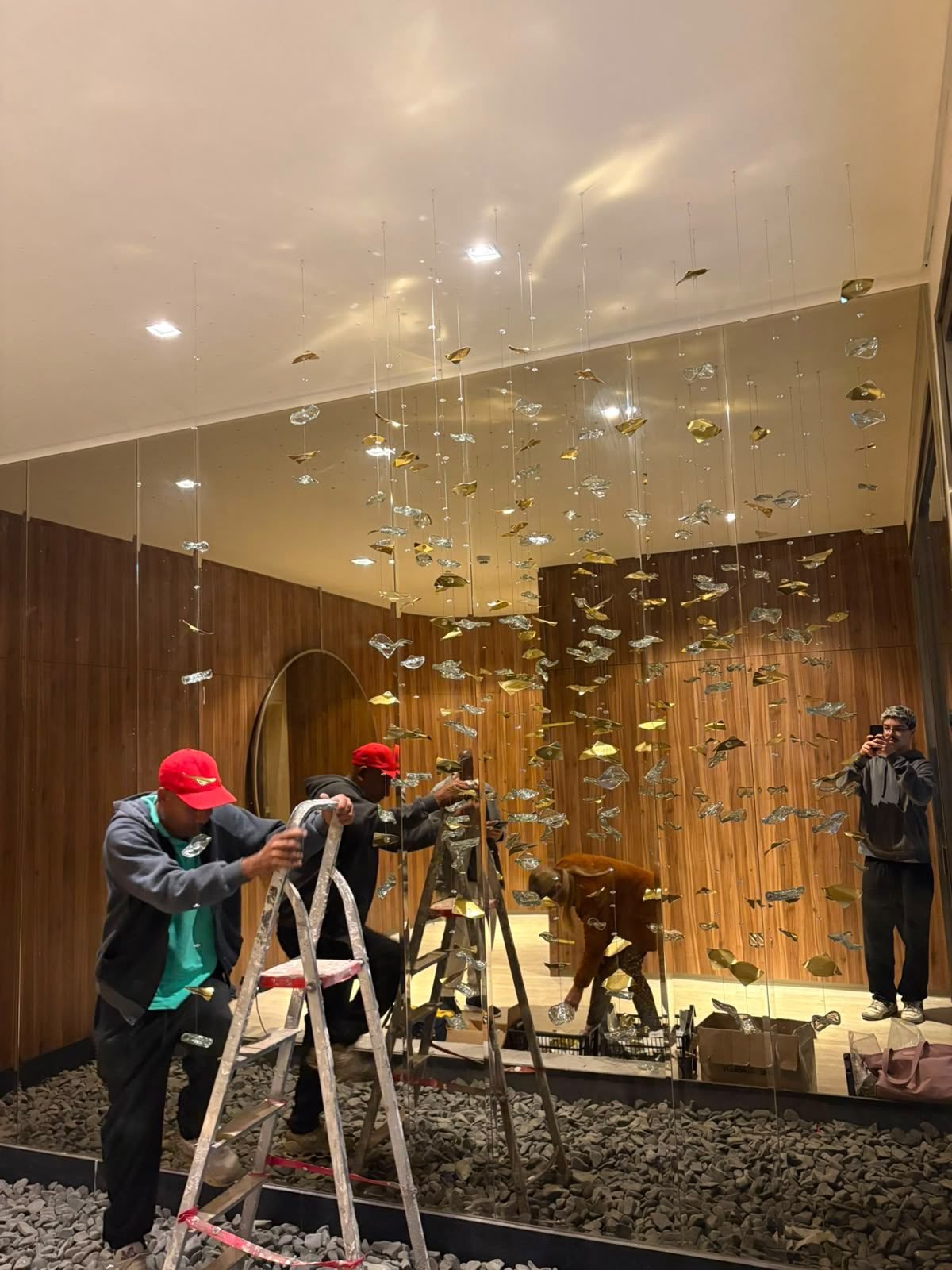 Casa Ibirapuera — Chuva de Cristal e Folhas Douradas — Detalhe da equipe na etapa final da instalação