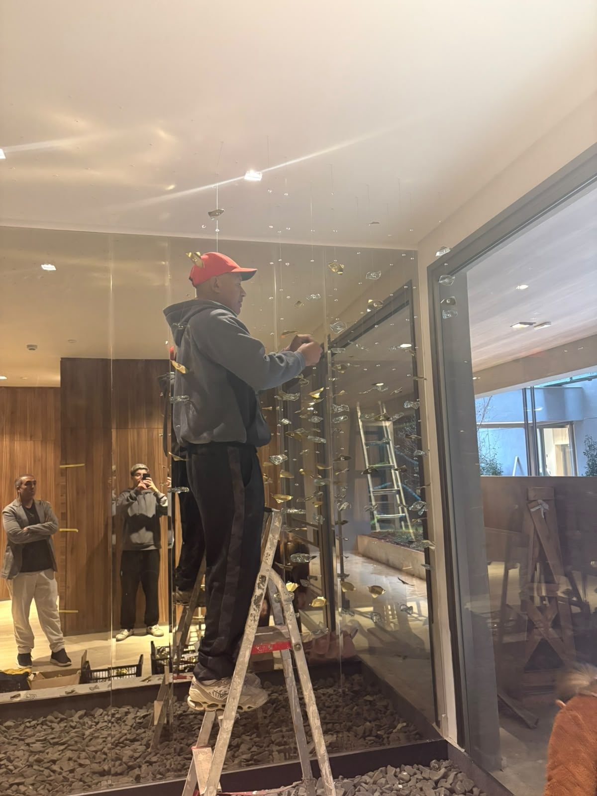 Casa Ibirapuera — Chuva de Cristal e Folhas Douradas — Equipe posicionando os cristais e folhas na estrutura