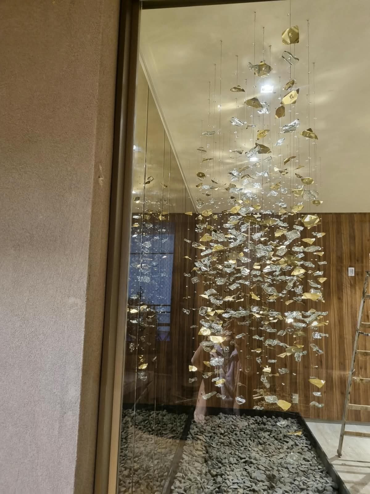 Casa Ibirapuera — Chuva de Cristal e Folhas Douradas — Instalação em estágio avançado, vista pelo vão envidraçado