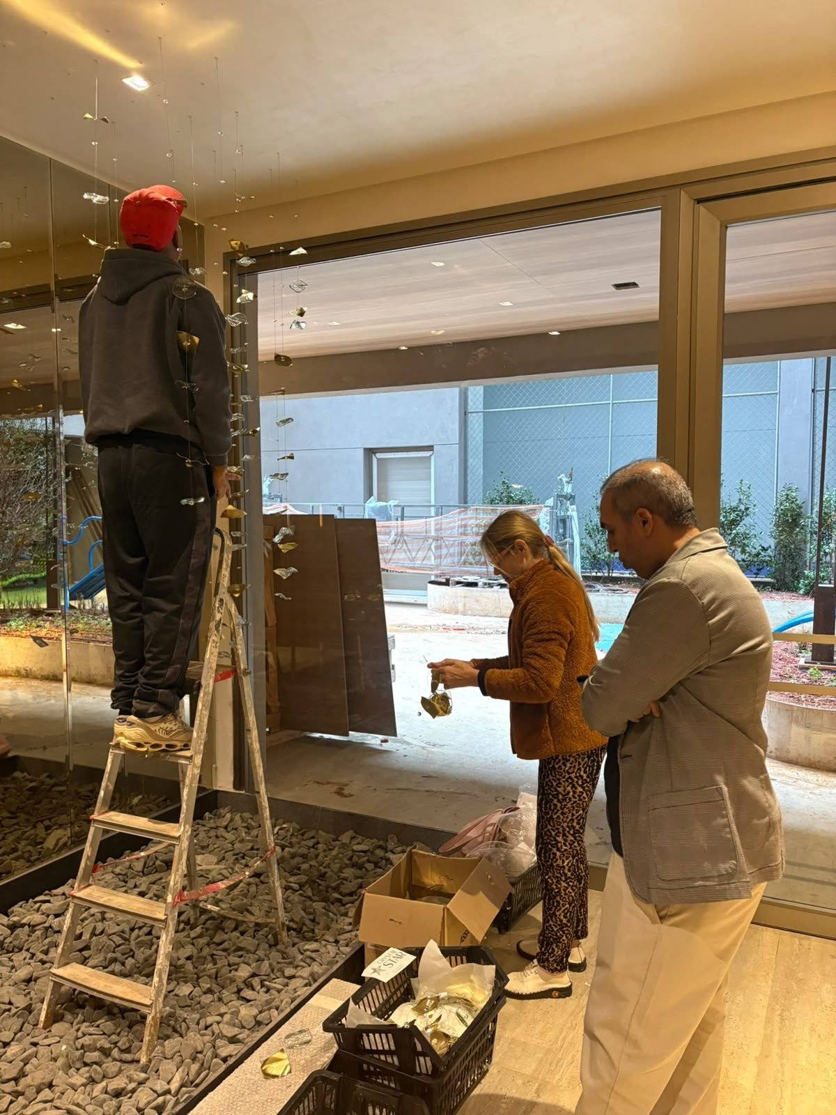 Casa Ibirapuera — Chuva de Cristal e Folhas Douradas — Detalhe da equipe durante a instalação