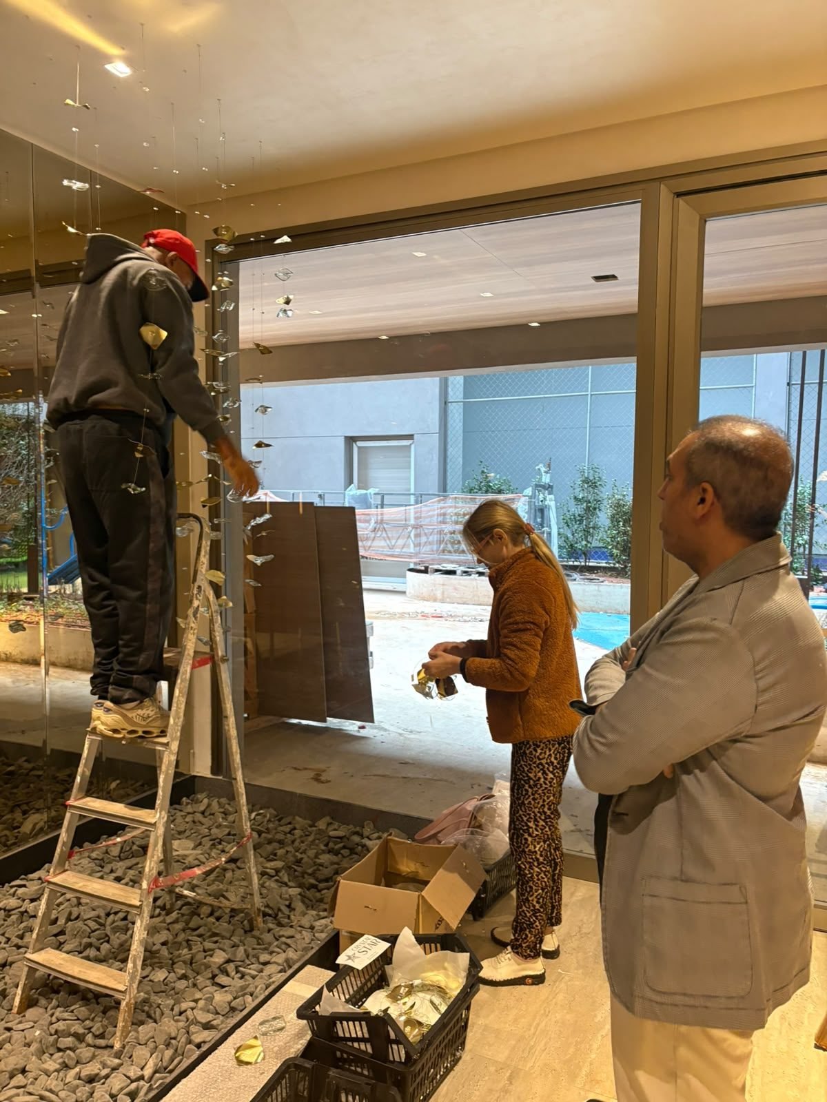 Casa Ibirapuera — Chuva de Cristal e Folhas Douradas — Equipe observando o andamento da instalação