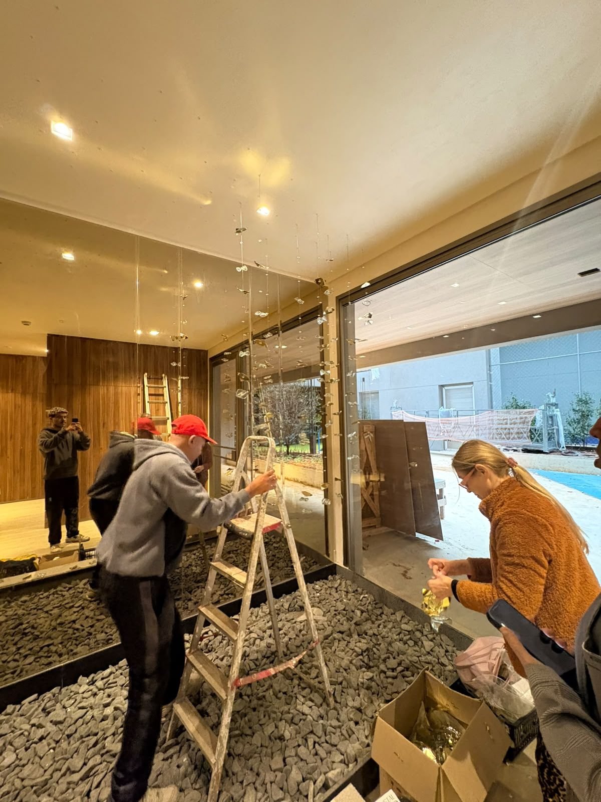 Casa Ibirapuera — Chuva de Cristal e Folhas Douradas — Instalação em andamento junto à janela