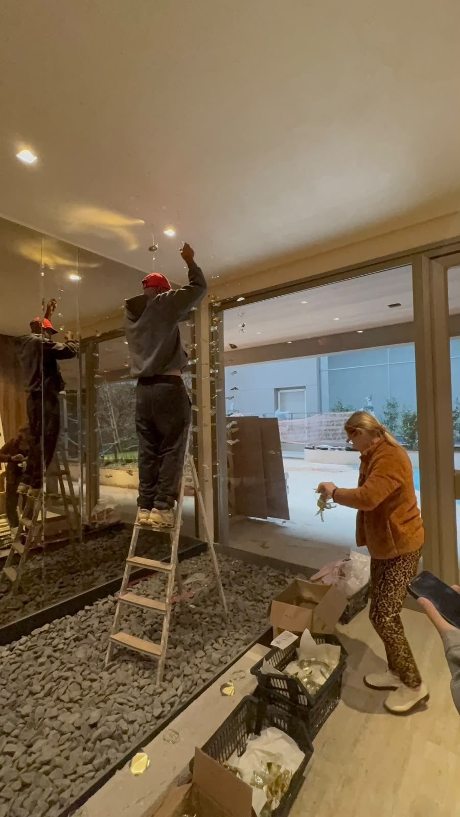 Casa Ibirapuera — Chuva de Cristal e Folhas Douradas — Detalhe da equipe posicionando os fios