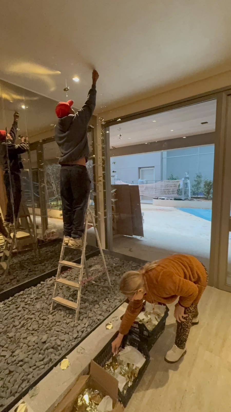 Casa Ibirapuera — Chuva de Cristal e Folhas Douradas — Instalação em andamento, vista geral