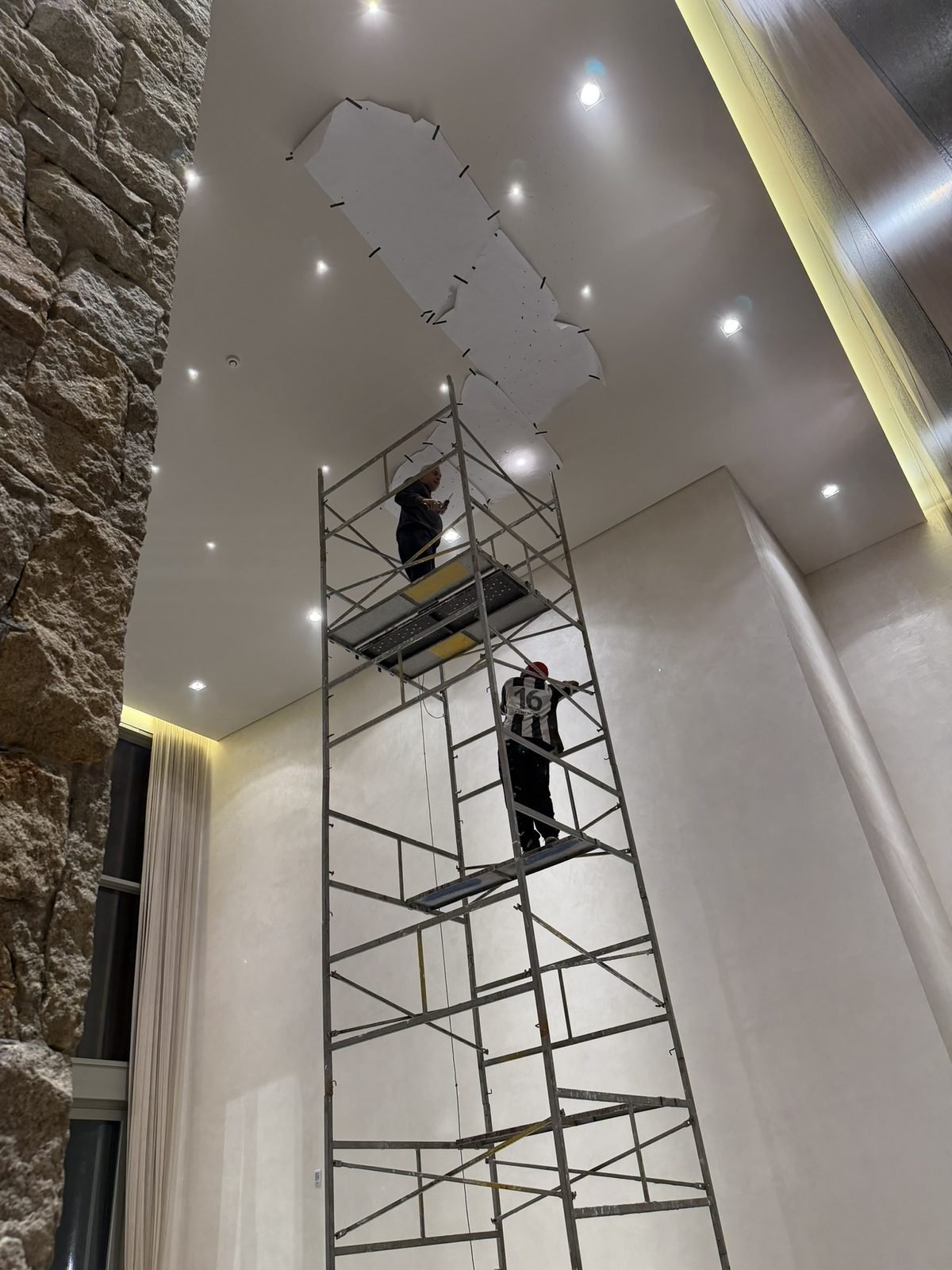Casa Ibirapuera Torre 3 — Espiral de Folhas e Cristal no Lobby — Andaime montado no átrio para a marcação do teto