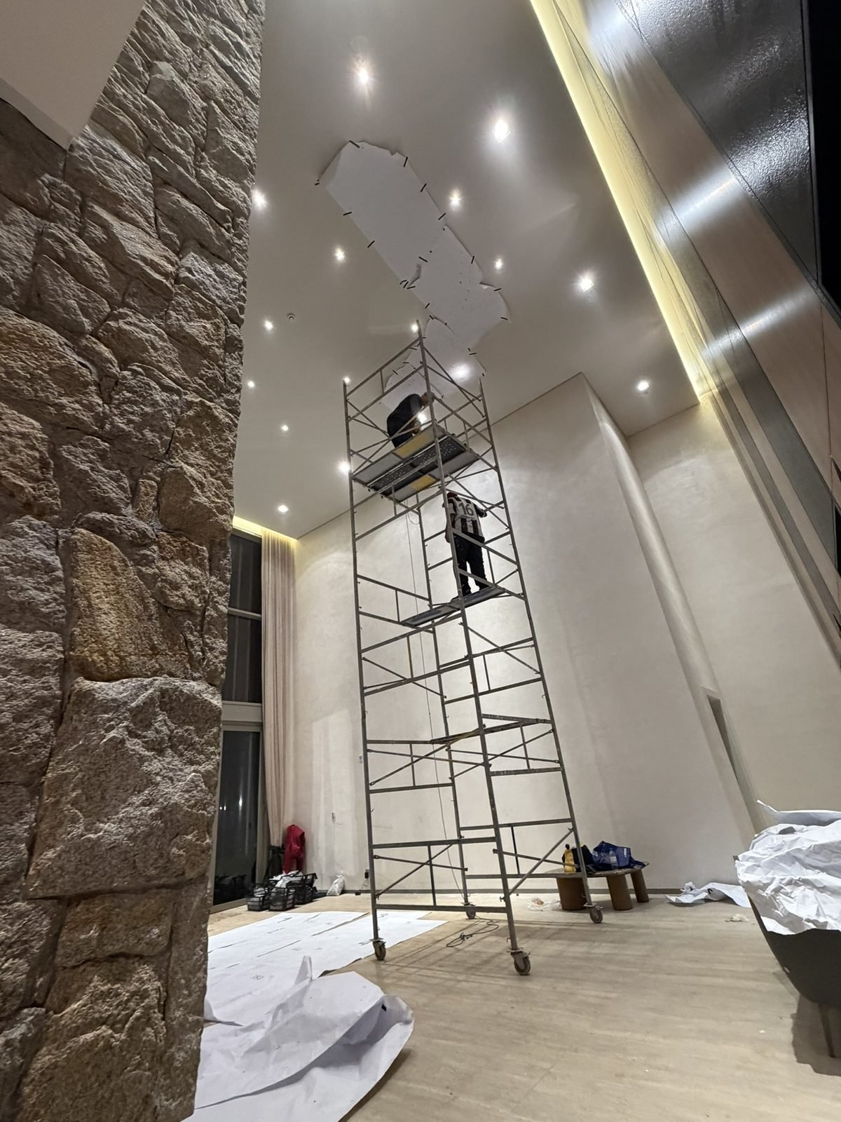 Casa Ibirapuera Torre 3 — Espiral de Folhas e Cristal no Lobby — Equipe no andaime iniciando a marcação no forro