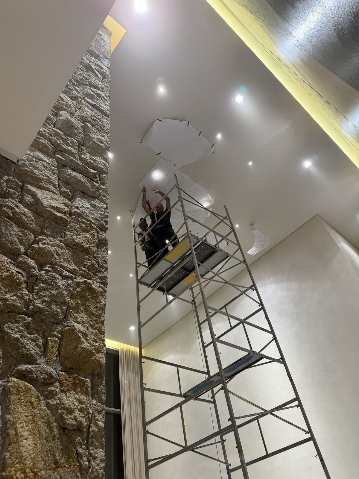 Casa Ibirapuera Torre 3 — Espiral de Folhas e Cristal no Lobby — Fixação do gabarito em papel no teto do lobby