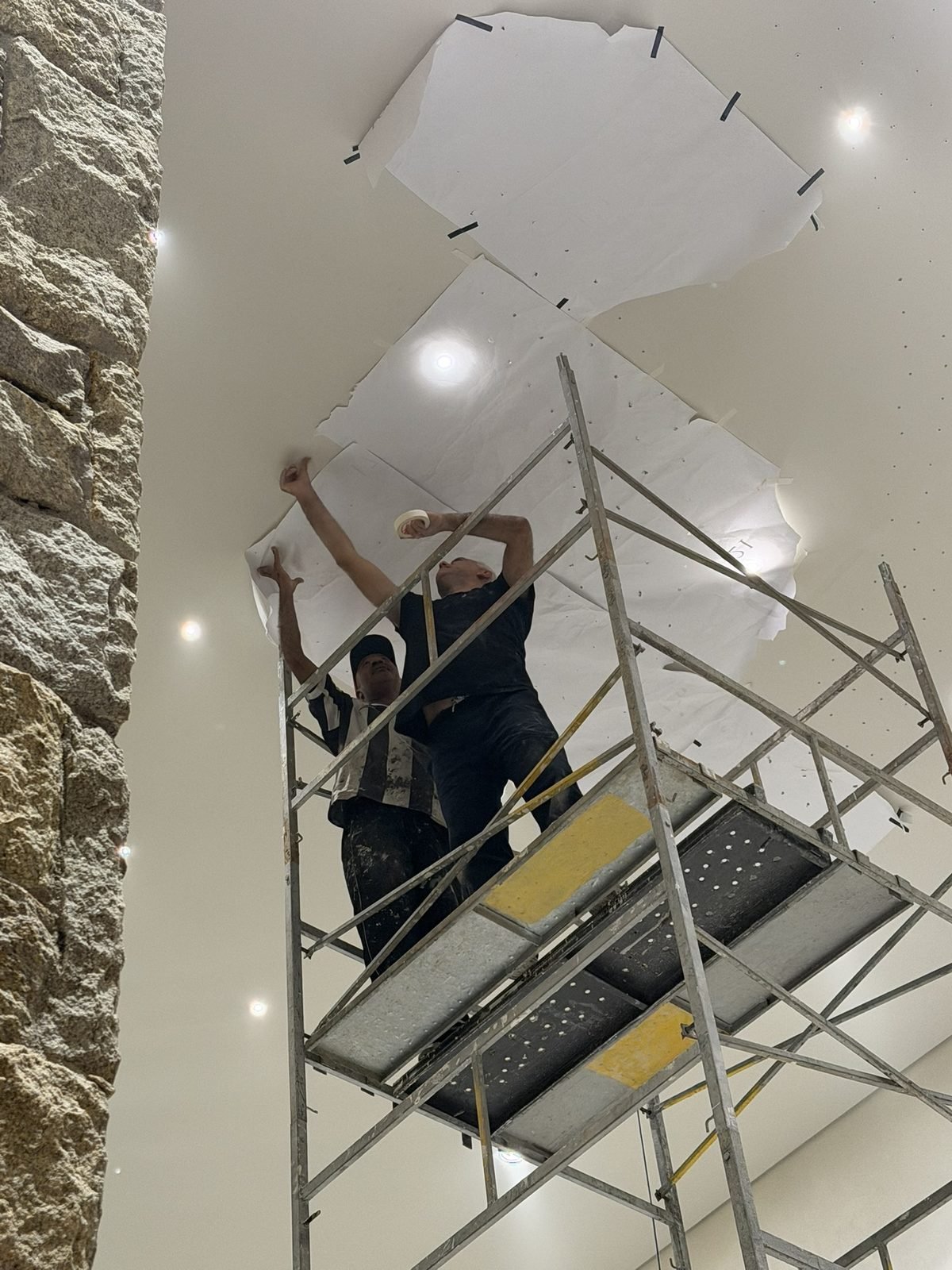 Casa Ibirapuera Torre 3 — Espiral de Folhas e Cristal no Lobby — Equipe posicionando o gabarito do anel no forro