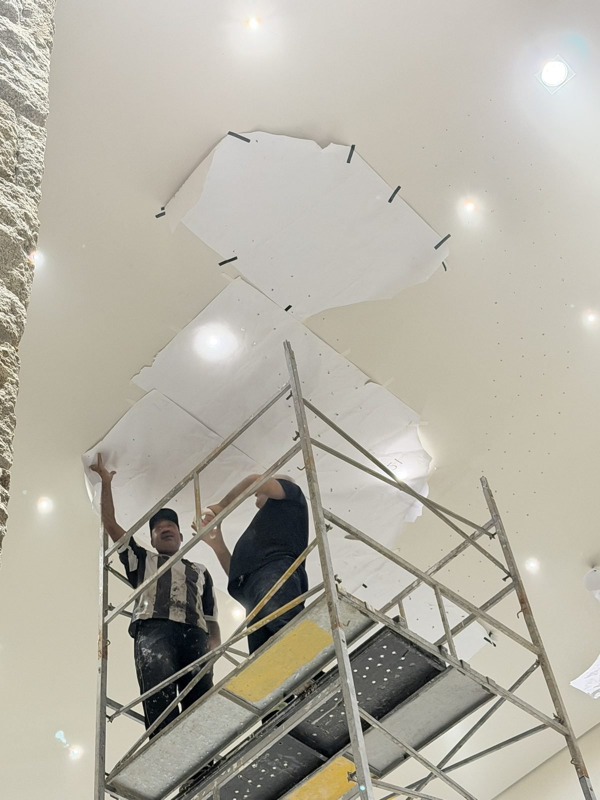 Casa Ibirapuera Torre 3 — Espiral de Folhas e Cristal no Lobby — Gabarito do anel sendo alinhado no teto