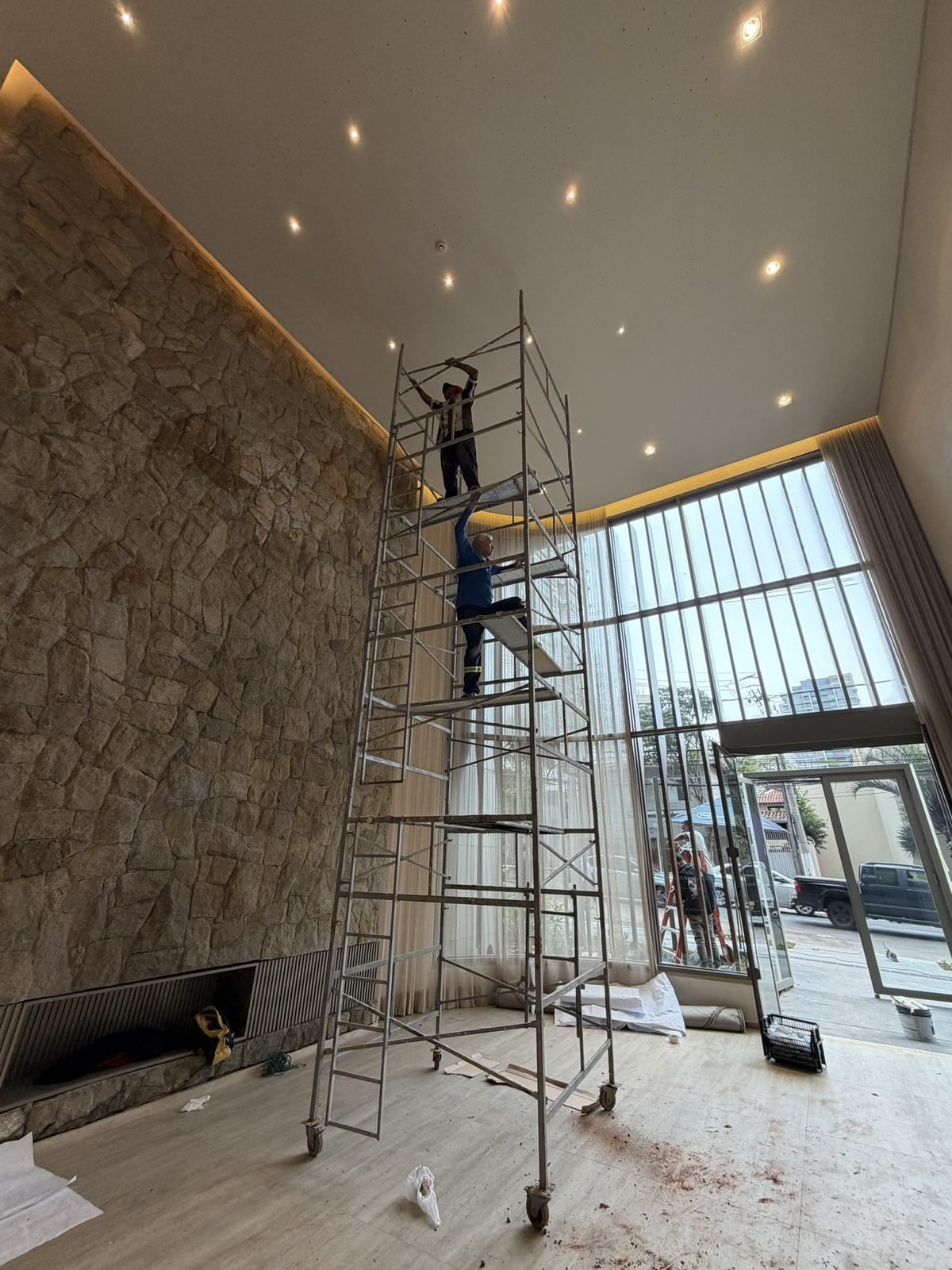 Casa Ibirapuera Torre 3 — Espiral de Folhas e Cristal no Lobby — Montagem em altura, vista geral do lobby