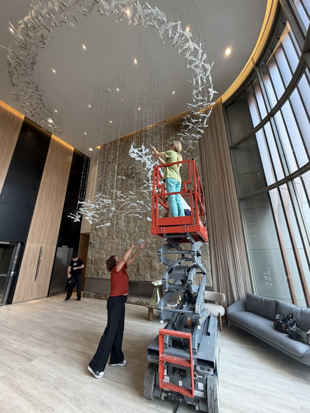 Casa Ibirapuera Torre 3 — Espiral de Folhas e Cristal no Lobby — Equipe posicionando as folhas, vista geral do lobby