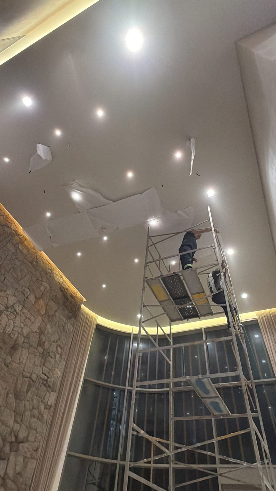 Casa Ibirapuera Torre 3 — Espiral de Folhas e Cristal no Lobby — Início da fixação dos pontos no forro
