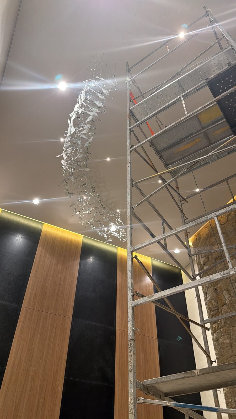 Casa Ibirapuera Torre 3 — Espiral de Folhas e Cristal no Lobby — Primeiros fios e folhas instalados no anel superior