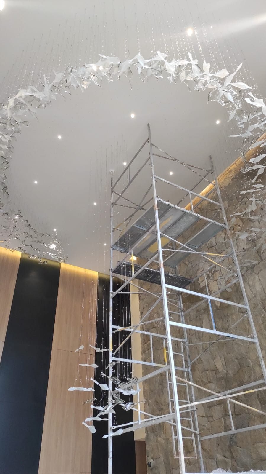 Casa Ibirapuera Torre 3 — Espiral de Folhas e Cristal no Lobby — Anel superior formado, com o andaime no centro do átrio