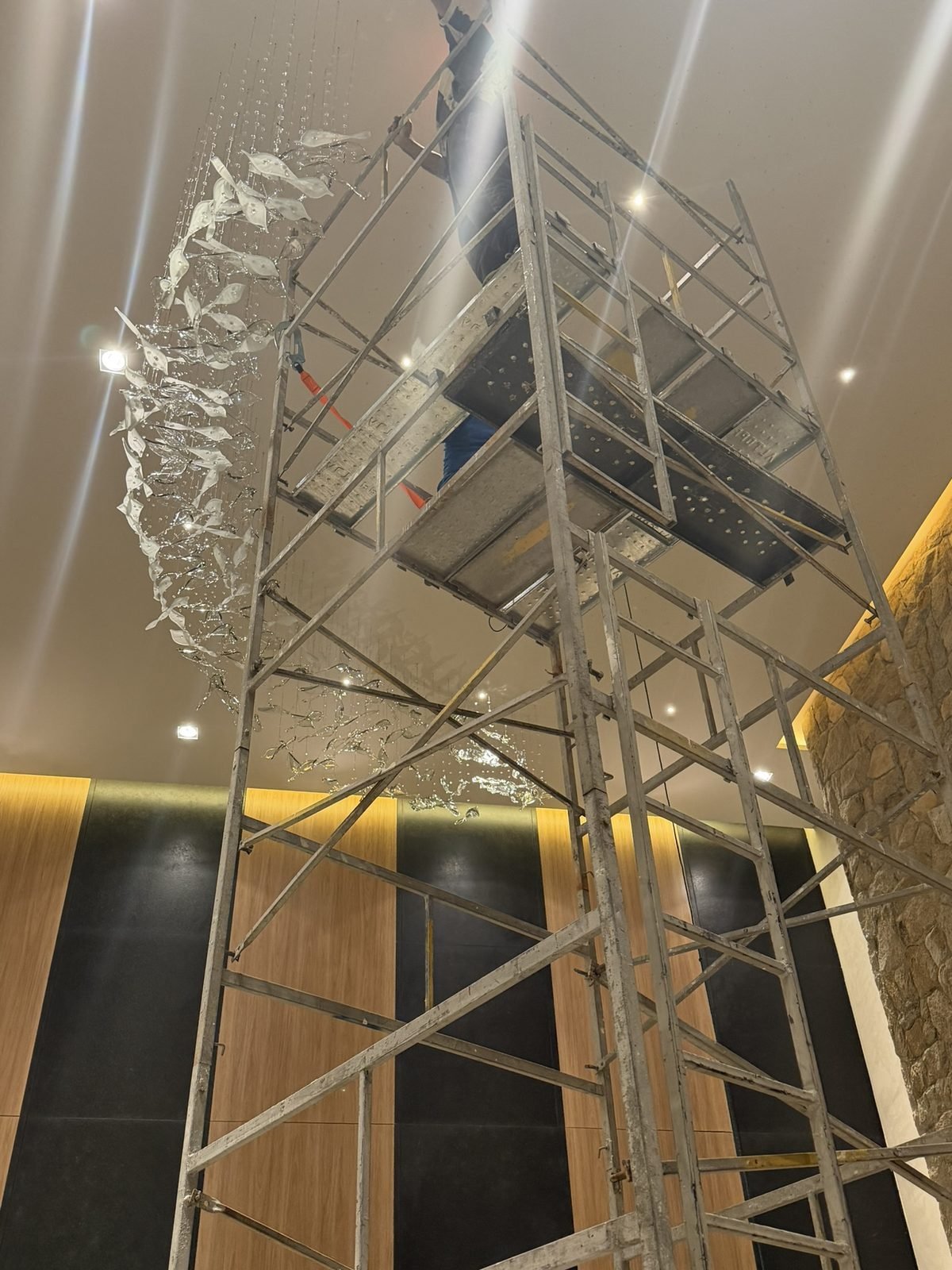Casa Ibirapuera Torre 3 — Espiral de Folhas e Cristal no Lobby — Espiral ganhando forma ao redor do andaime