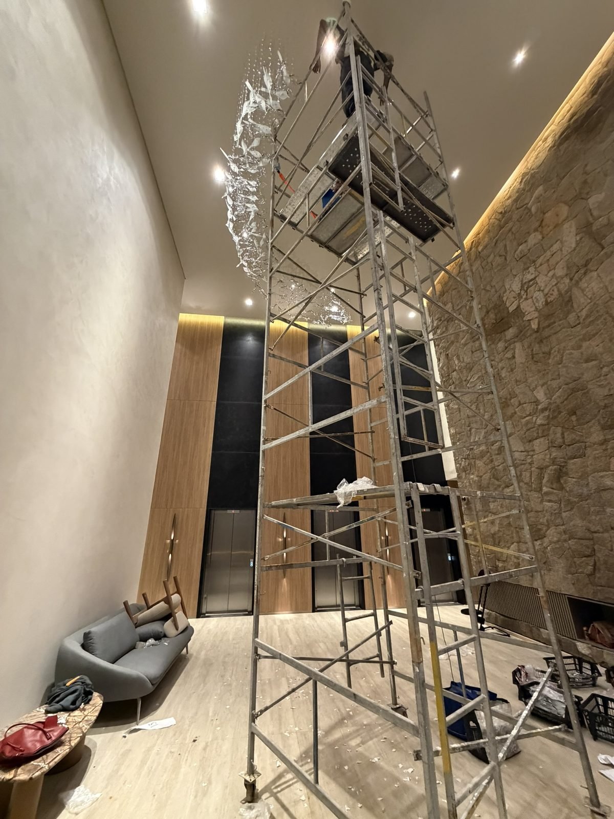 Casa Ibirapuera Torre 3 — Espiral de Folhas e Cristal no Lobby — Montagem da espiral em andamento, vista geral do lobby