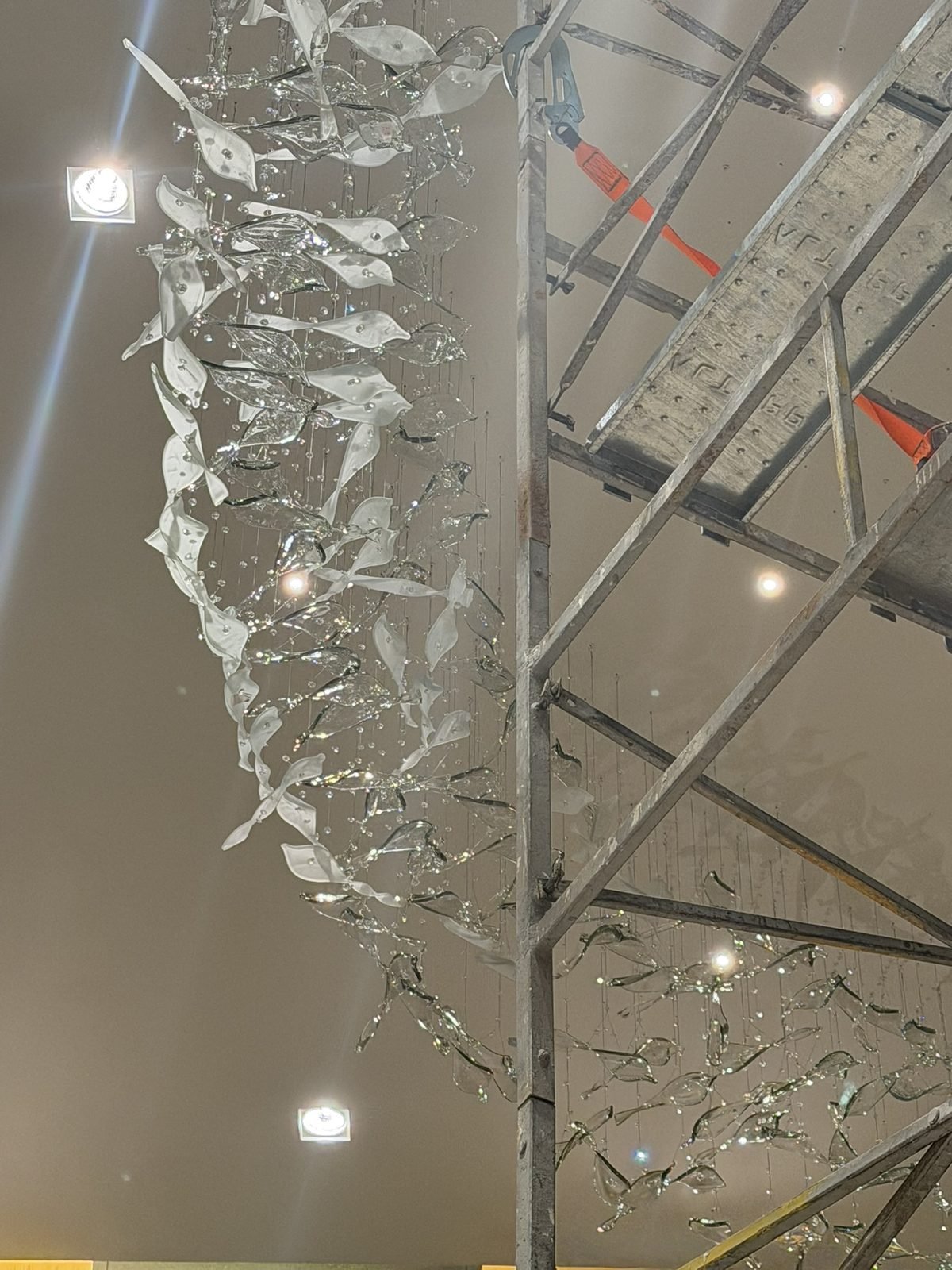 Casa Ibirapuera Torre 3 — Espiral de Folhas e Cristal no Lobby — Detalhe das folhas da espiral junto ao andaime