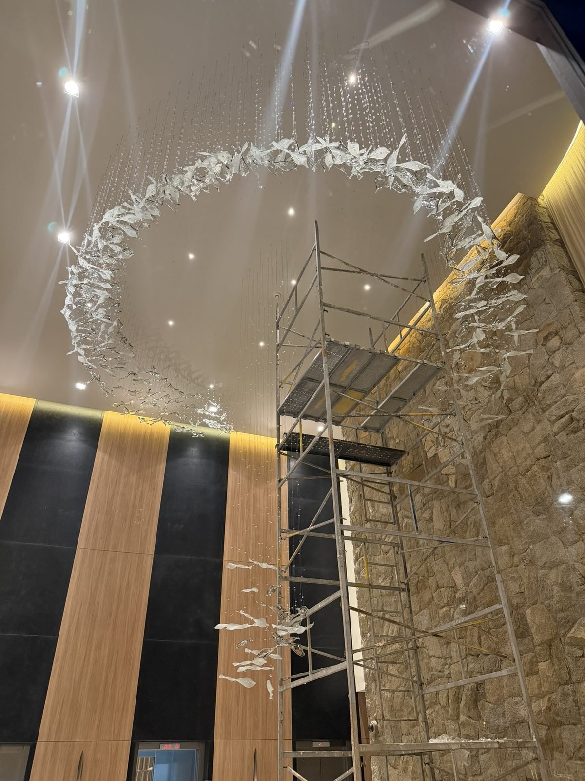Casa Ibirapuera Torre 3 — Espiral de Folhas e Cristal no Lobby — Anel superior completo, com a espiral em montagem abaixo