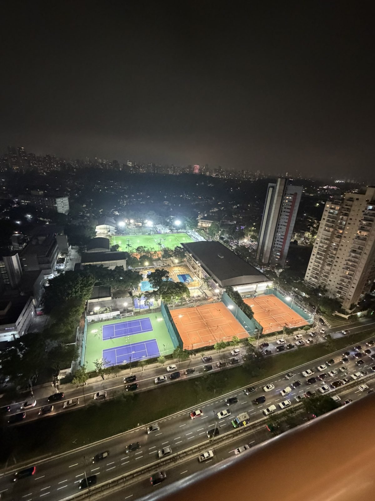 Casa Ibirapuera Torre 3 — Espiral de Folhas e Cristal no Lobby — Vista noturna do entorno a partir da Torre 3, com o clube ao lado