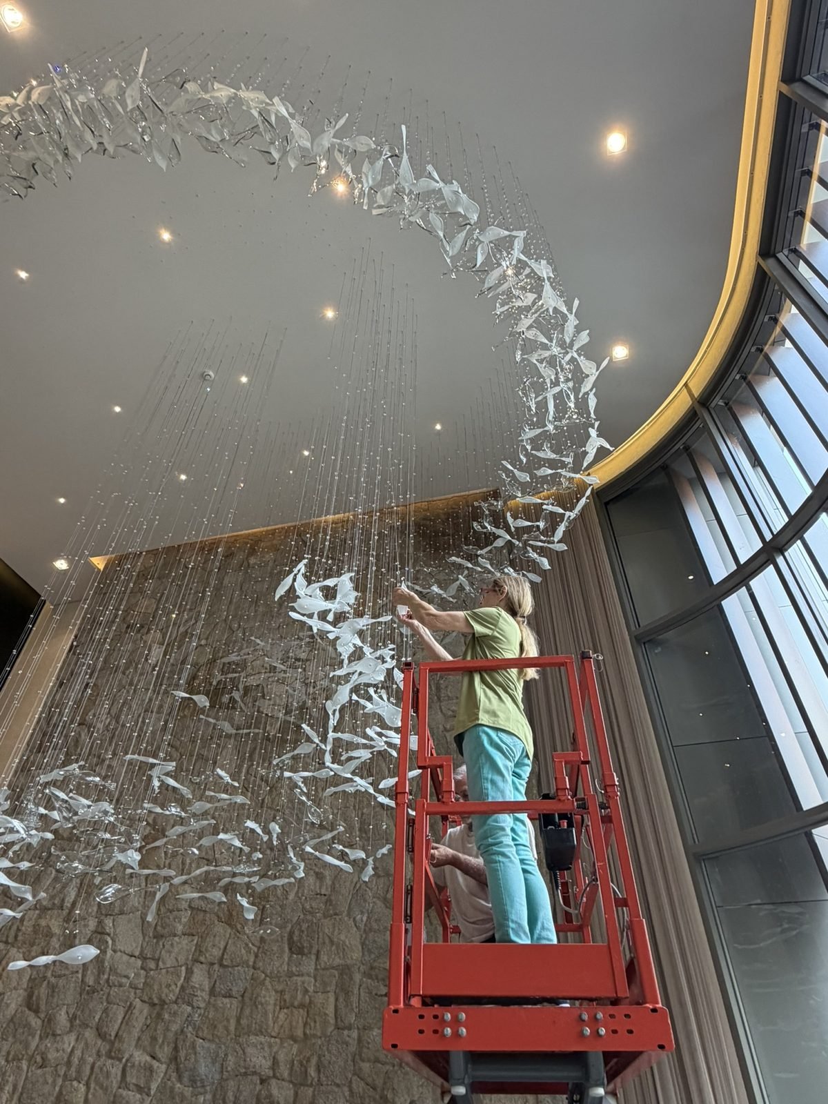 Casa Ibirapuera Torre 3 — Espiral de Folhas e Cristal no Lobby — Instalação das folhas junto à sanca iluminada