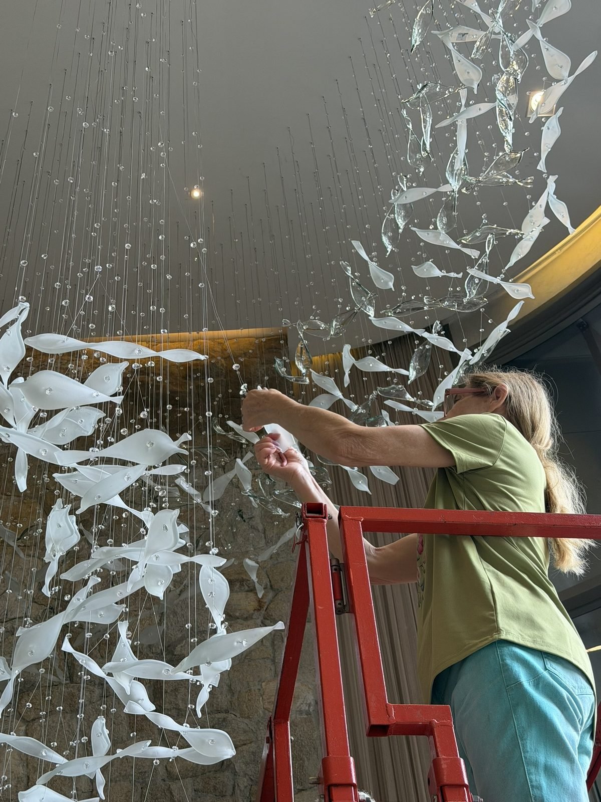 Casa Ibirapuera Torre 3 — Espiral de Folhas e Cristal no Lobby — Detalhe da fixação das folhas nos fios de cristal