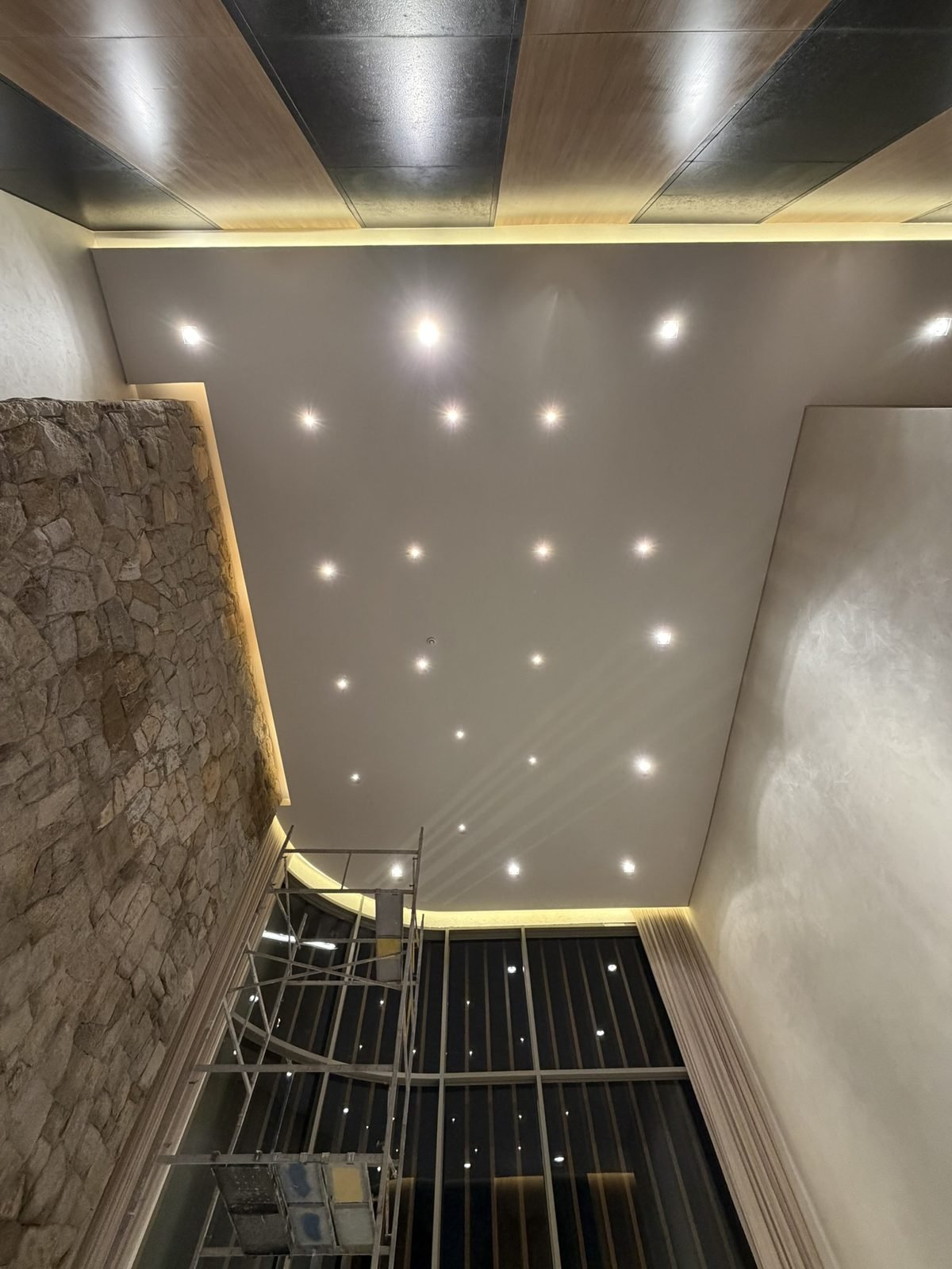 Casa Ibirapuera Torre 3 — Espiral de Folhas e Cristal no Lobby — Lobby da Torre 3 antes da instalação, com o forro e a sanca prontos