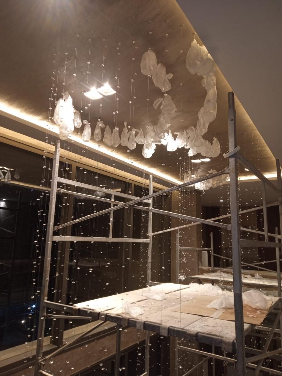 Cyrela Glass Art by Yoo — Instalação da cascata de cristal em andaime