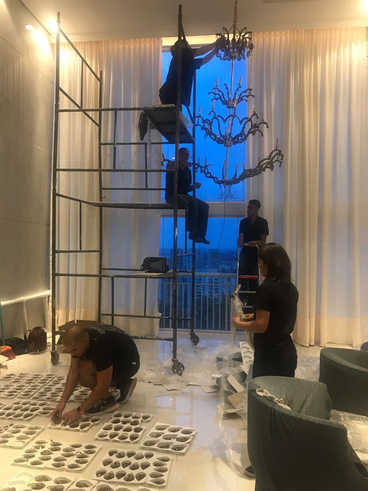 Residência Morumbi — Montagem em obra, com estrutura de andaime