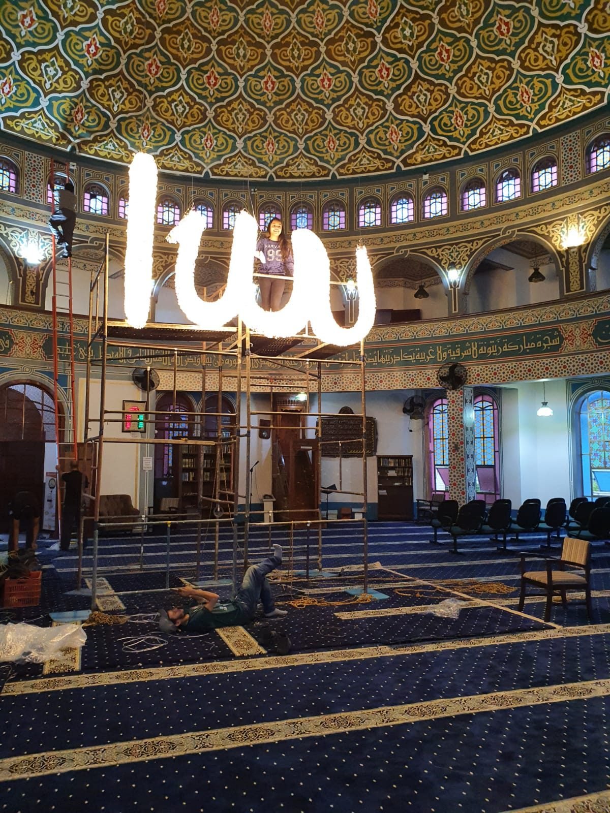 Mesquita Santo Amaro — Estrutura da caligrafia sendo preparada antes da instalação dos cristais e da iluminação