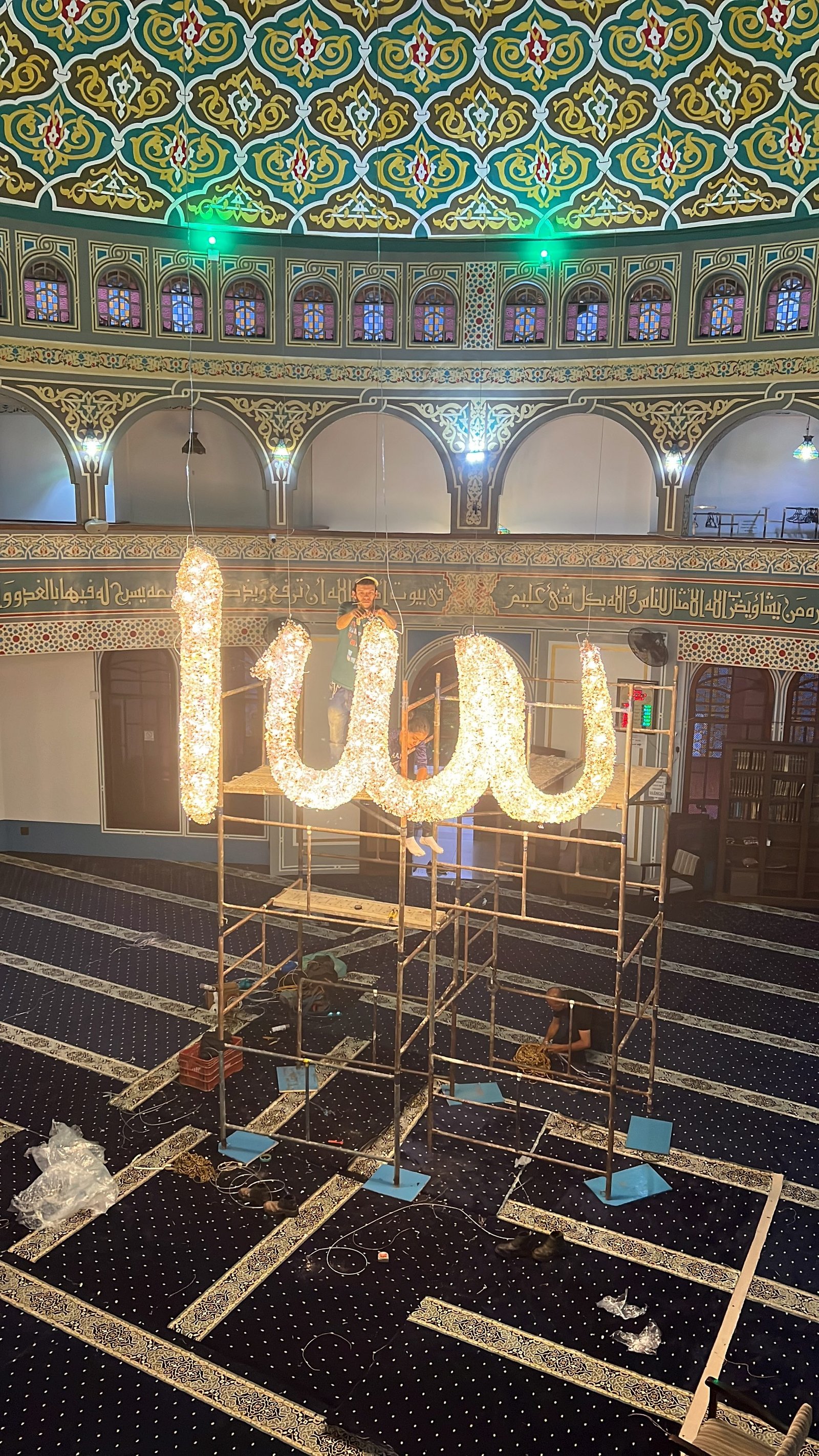 Mesquita Santo Amaro — Equipe montando a estrutura sob a cúpula