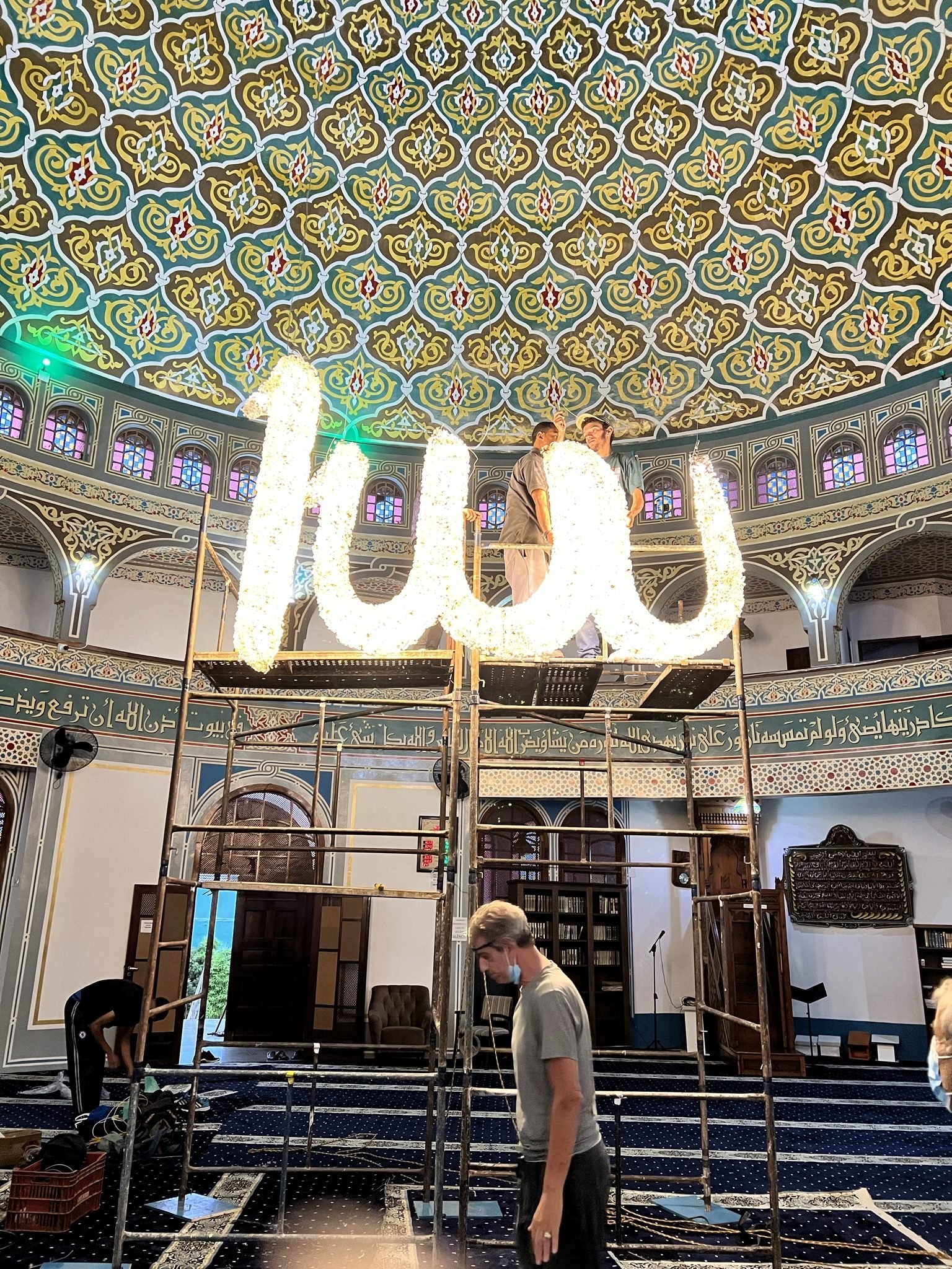 Mesquita Santo Amaro — Equipe montando a caligrafia luminosa em cristal
