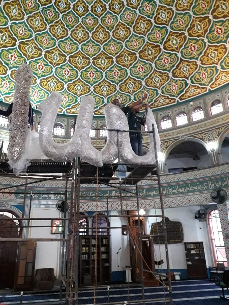 Mesquita Santo Amaro — Peça da caligrafia protegida durante o transporte e a montagem