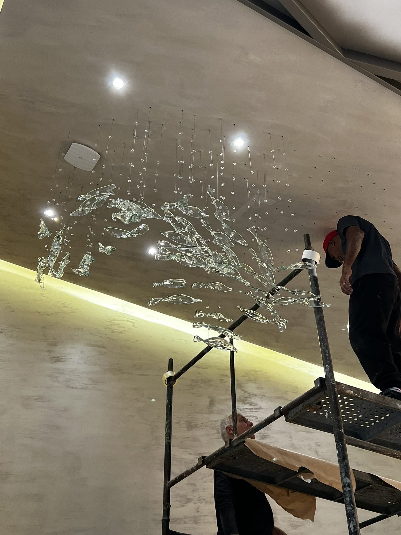 Escultura de Peixes em Vidro Soprado — Montagem em vidro, peça por peça