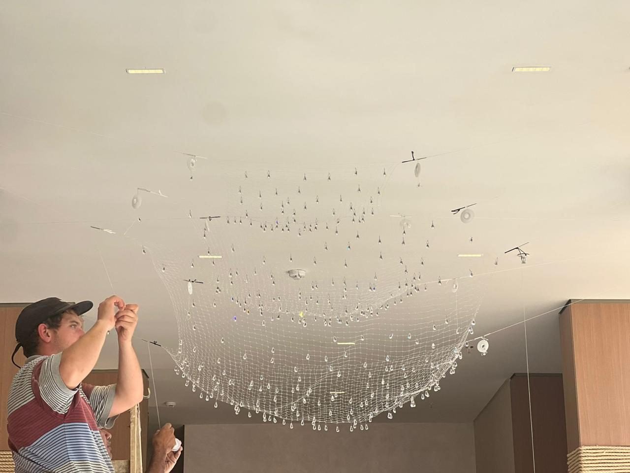 Cyrela N.A.U. Klabin — Rede de Cristal — Equipe instalando a rede de cristal em andaime