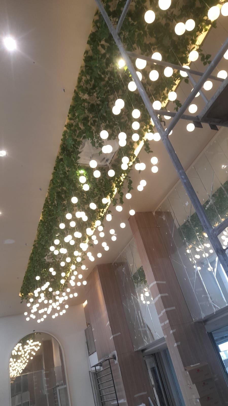 Ambiente em obra durante a instalação de duas peças