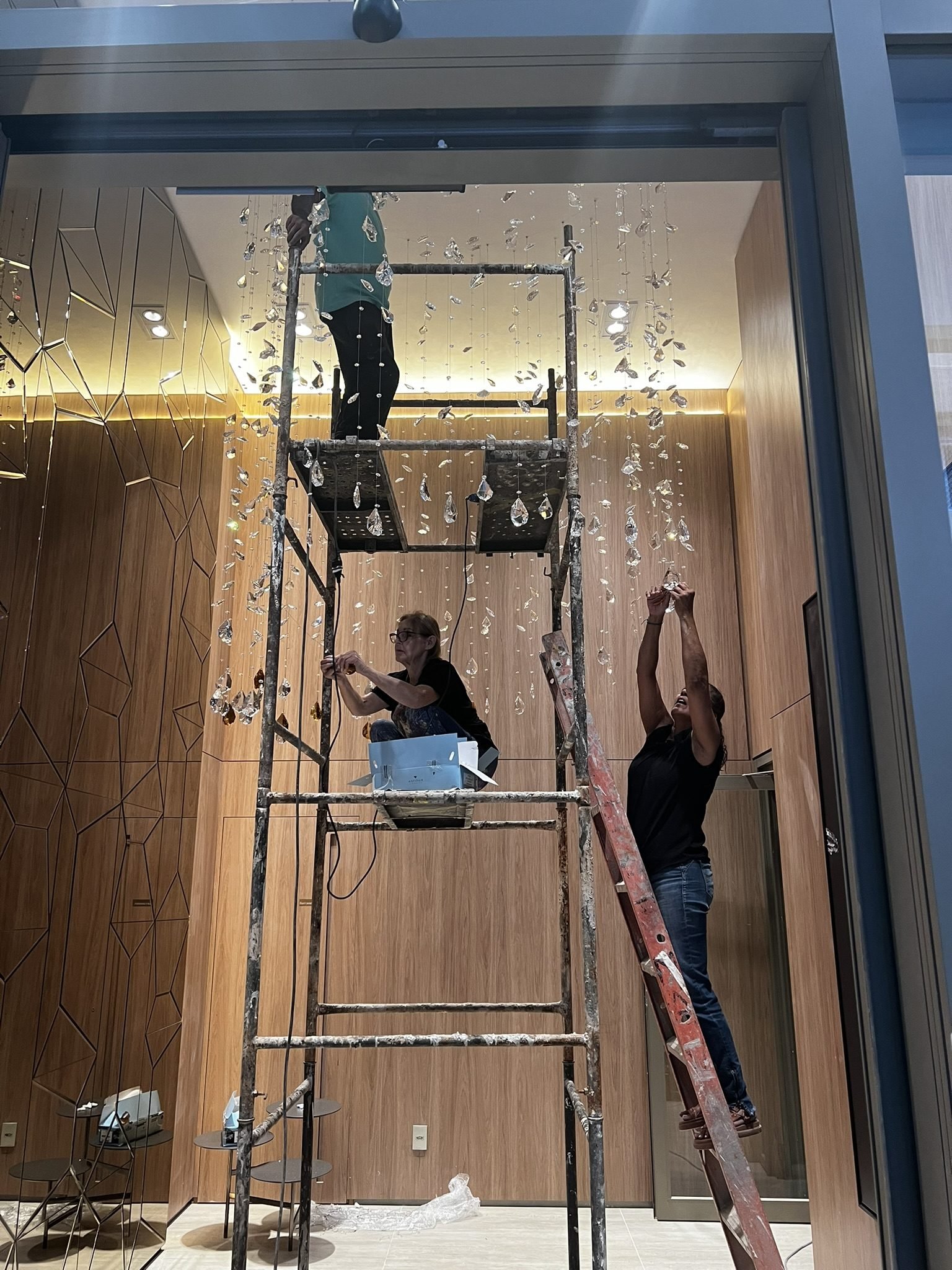 Cyrela Oscar Freire 1560 — Chuva de Cristal Âmbar — Equipe trabalhando na chuva de cristal em altura