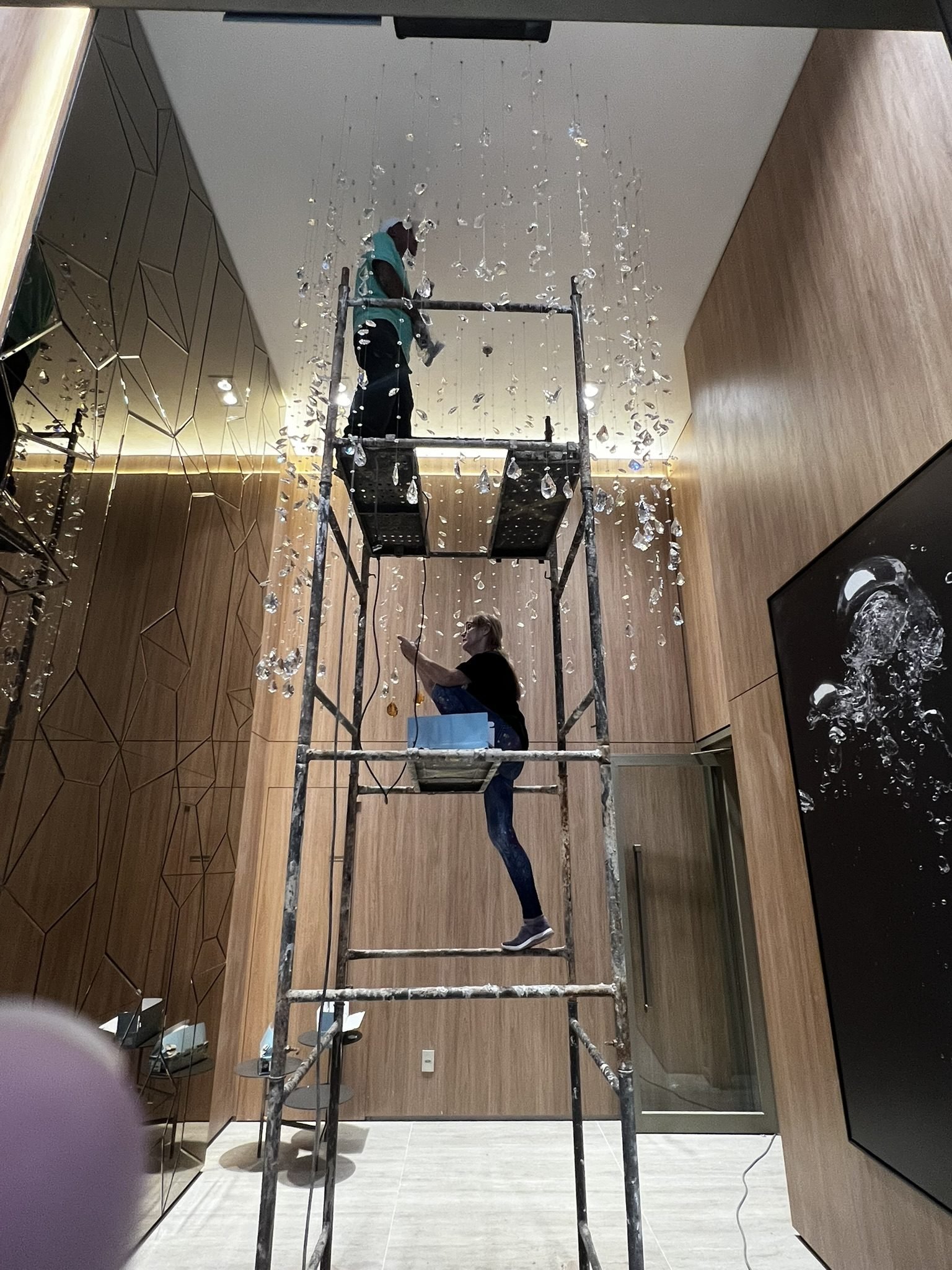 Cyrela Oscar Freire 1560 — Chuva de Cristal Âmbar — Equipe em andaime durante instalação da chuva de cristal