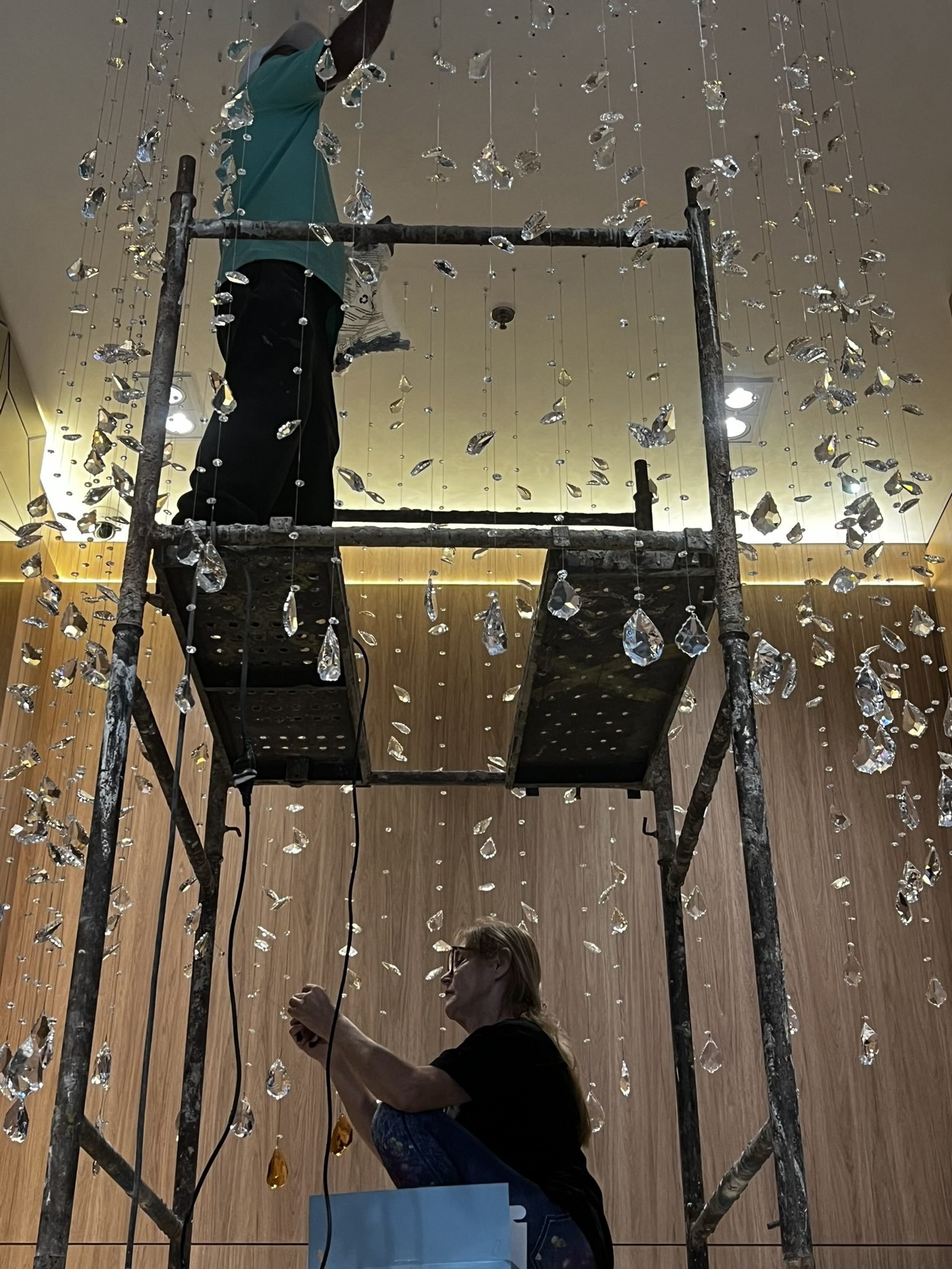 Cyrela Oscar Freire 1560 — Chuva de Cristal Âmbar — Equipe em andaime durante instalação da chuva de cristal